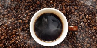 Vliv ranní kávy na střevní potíže