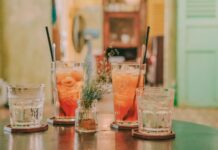 8 letních alkoholických nápojů: Jak je udělat méně kalorickými 8 letních alkoholických nápojů: Jak je udělat méně kalorickými