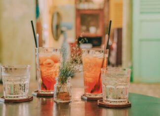 8 letních alkoholických nápojů: Jak je udělat méně kalorickými 8 letních alkoholických nápojů: Jak je udělat méně kalorickými