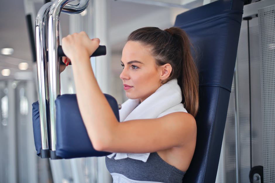 8. Zvedněte výkon a překračujte hranice: Tlaky na hrudník s jednoručkami jako klíč k vašemu optimálnímu výkonu
