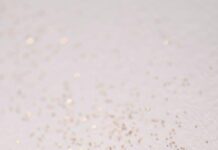 Bílé skvrny na nehtech: Možné příčiny a co znamenají Bílé skvrny na nehtech: Možné příčiny a co znamenají