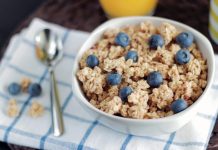 Konec nudné snídaně: Ovesné vločky ve 3 nových podobách Konec nudné snídaně: Ovesné vločky ve 3 nových podobách