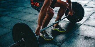 Rumunský mrtvý tah: Správná technika pro posílení zadek a hamstringů bez chyb