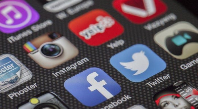 Proč Žijeme Falešný Život na Sociálních Sítích? Proč Žijeme Falešný Život na Sociálních Sítích?