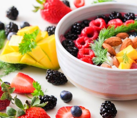 Mindful Eating: Jak začít Jíst Vědomě a Zhubnout bez Emočního Jídla Mindful Eating: Jak začít Jíst Vědomě a Zhubnout bez Emočního Jídla